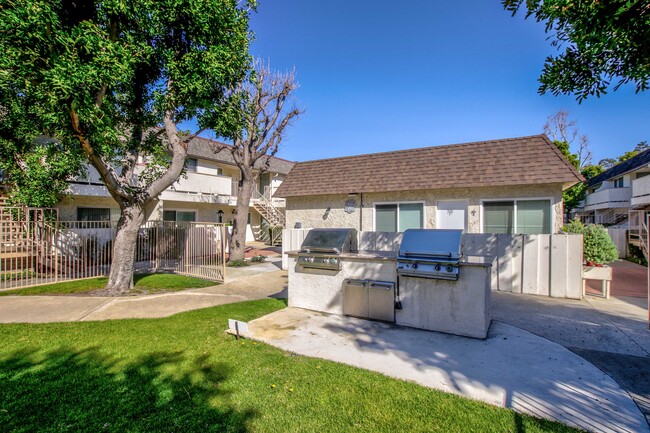 Brentwood Apartments in La Palma, CA - Foto de edificio - Building Photo