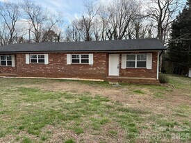 1456 17th Ave NE in Hickory, NC - Building Photo