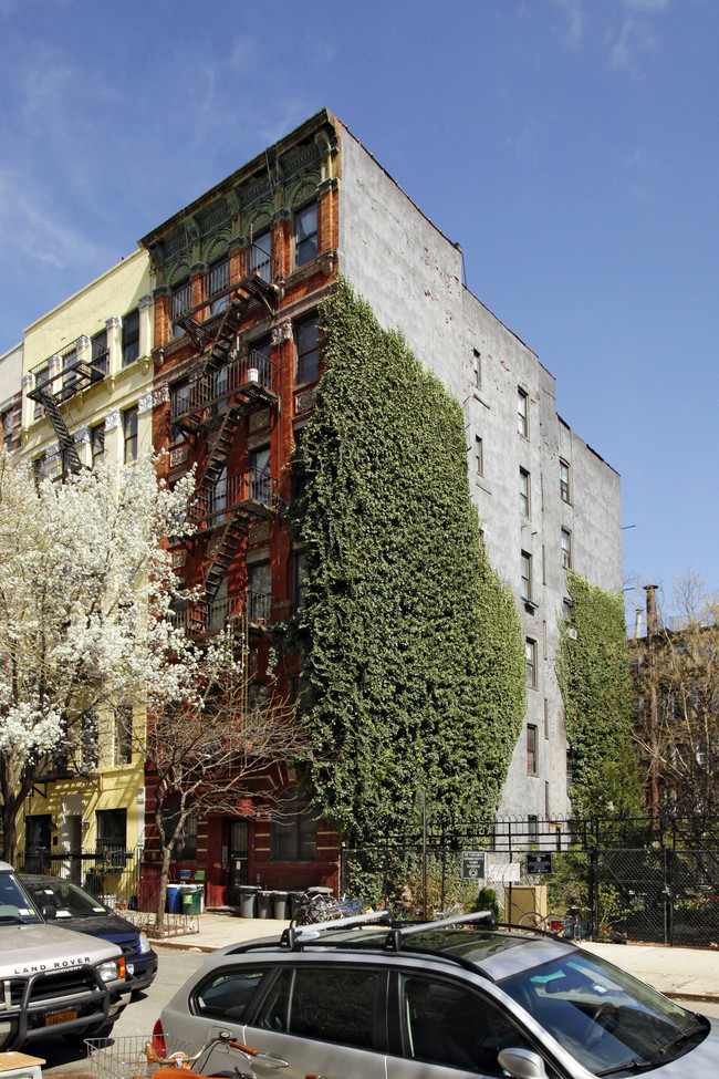 309 E 8th St in New York, NY - Foto de edificio - Building Photo