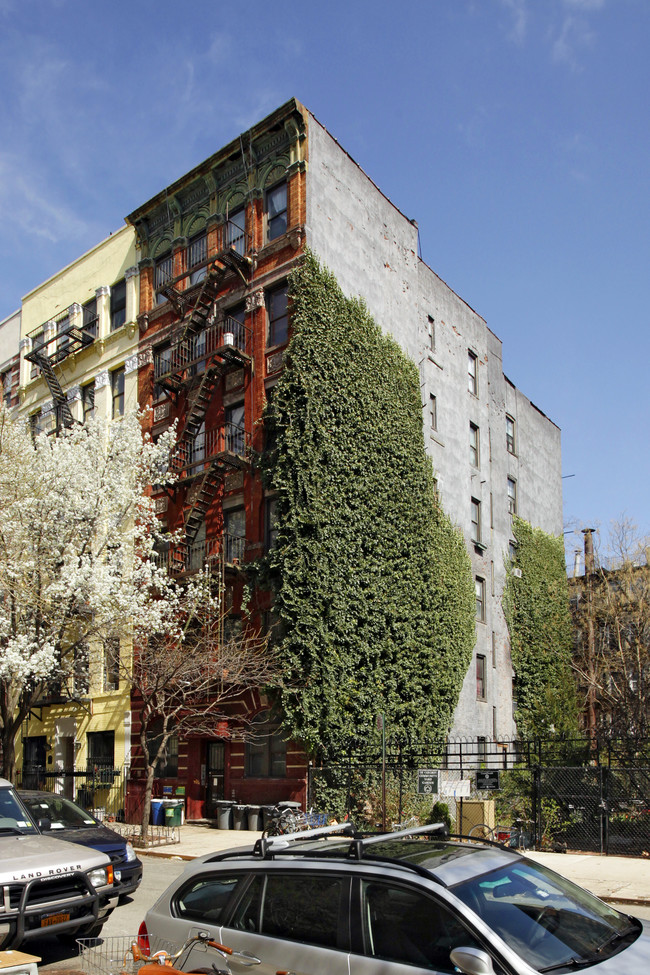 309 E 8th St in New York, NY - Foto de edificio - Building Photo