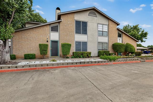 324 W Harwood Rd in Hurst, TX - Foto de edificio - Building Photo