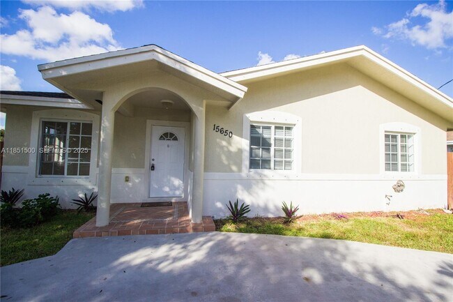 15650 NW 39th Ct in Opa Locka, FL - Building Photo - Building Photo