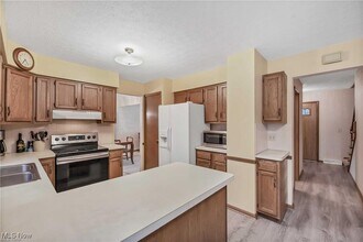 7658 Hidden Valley Ln in Parma, OH - Building Photo - Building Photo