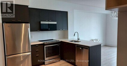 30 Roehampton Ave in Toronto, ON - Building Photo - Building Photo