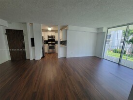 494 NW 165th St in Miami, FL - Building Photo