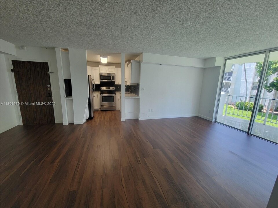 494 NW 165th St in Miami, FL - Foto de edificio