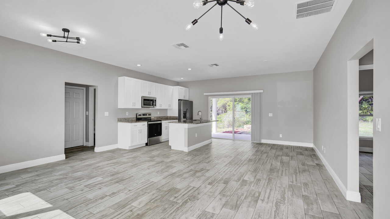 1566 April Ave, Unit Studio B in Deltona, FL - Building Photo