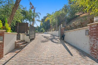 3200 Oakley Dr in Los Angeles, CA - Building Photo - Building Photo