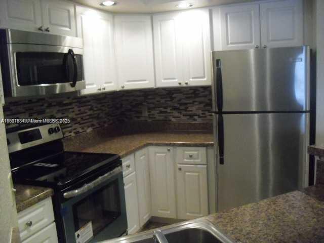3420 Pinewalk Dr N in Margate, FL - Building Photo - Building Photo