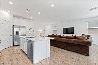 40 Strada Barbera in Henderson, NV - Building Photo - Building Photo