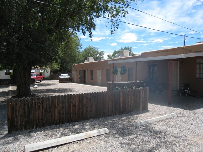 7524 2nd St NW in Albuquerque, NM - Foto de edificio - Building Photo
