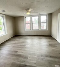 328 1/2 E State St in Jacksonville, IL - Building Photo - Building Photo