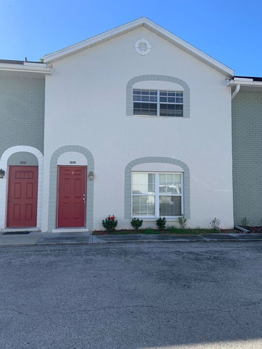 5648 Townhouse Dr in New Port Richey, FL - Building Photo