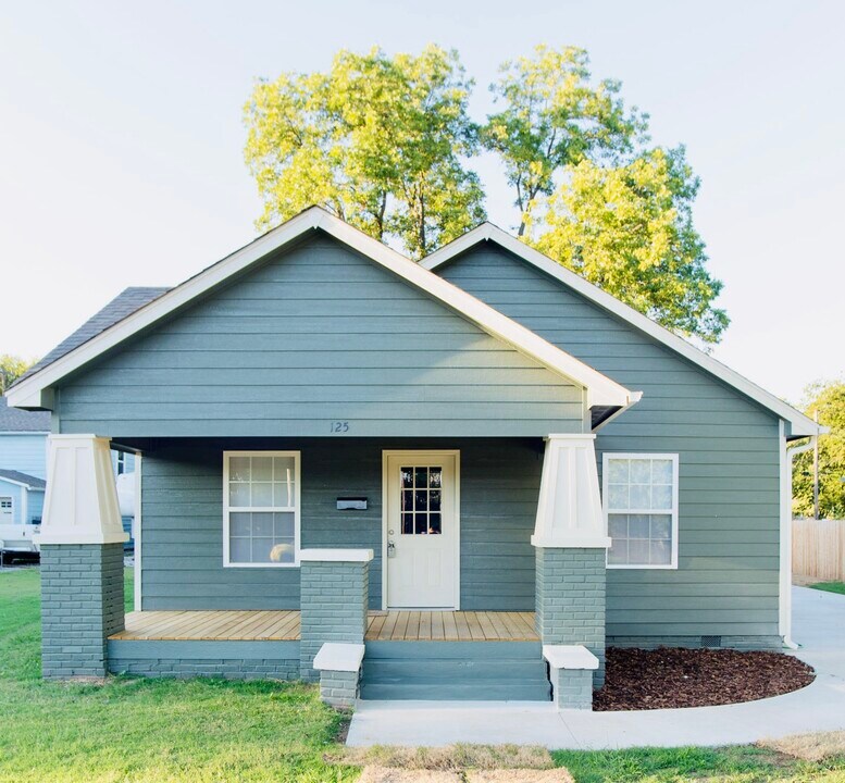 125 W Cleveland Ave in Sapulpa, OK - Building Photo