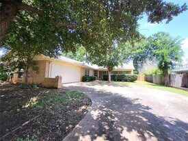 1106 Meadowview Dr in Euless, TX - Building Photo