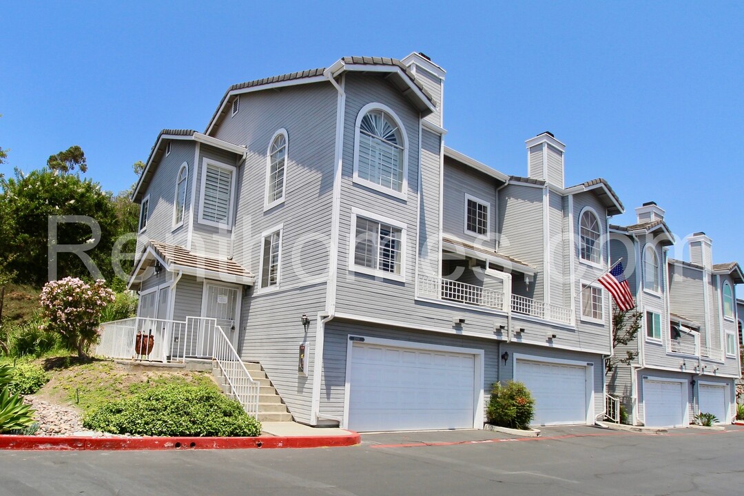 12818 Carriage Heights Way in Poway, CA - Building Photo