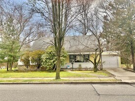 107 Baker Hill Rd in Great Neck, NY - Building Photo