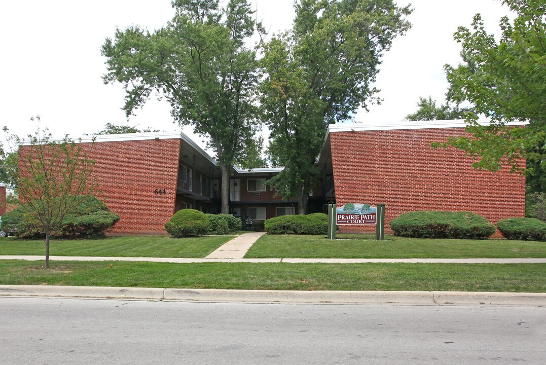 Prairie Path Court in Lombard, IL - Foto de edificio