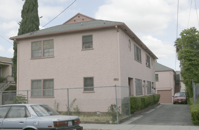 221 S Lake St in Los Angeles, CA - Foto de edificio - Building Photo