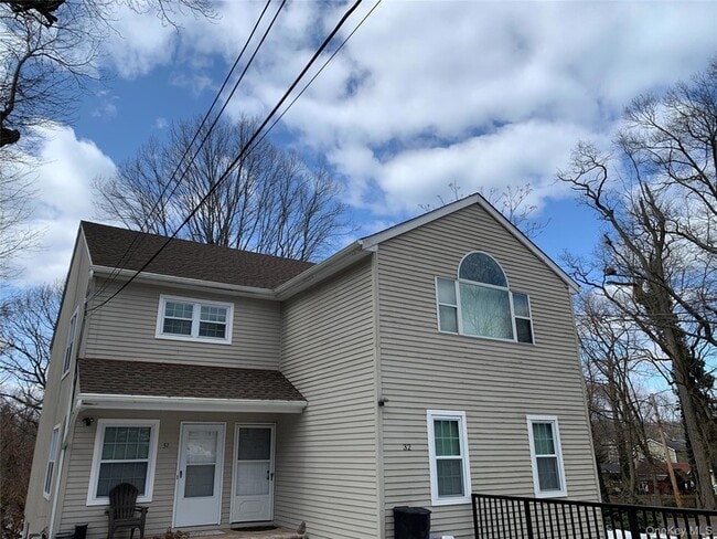 32 Hammond Rd in Glen Cove, NY - Foto de edificio - Building Photo