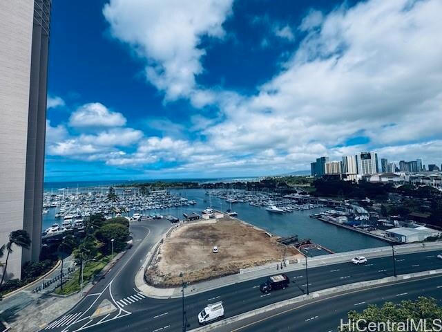 1676 Ala Moana Blvd in Honolulu, HI - Building Photo - Building Photo