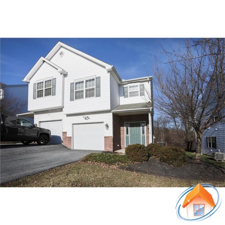 1533 Crest Park Ct in Bethlehem, PA - Building Photo