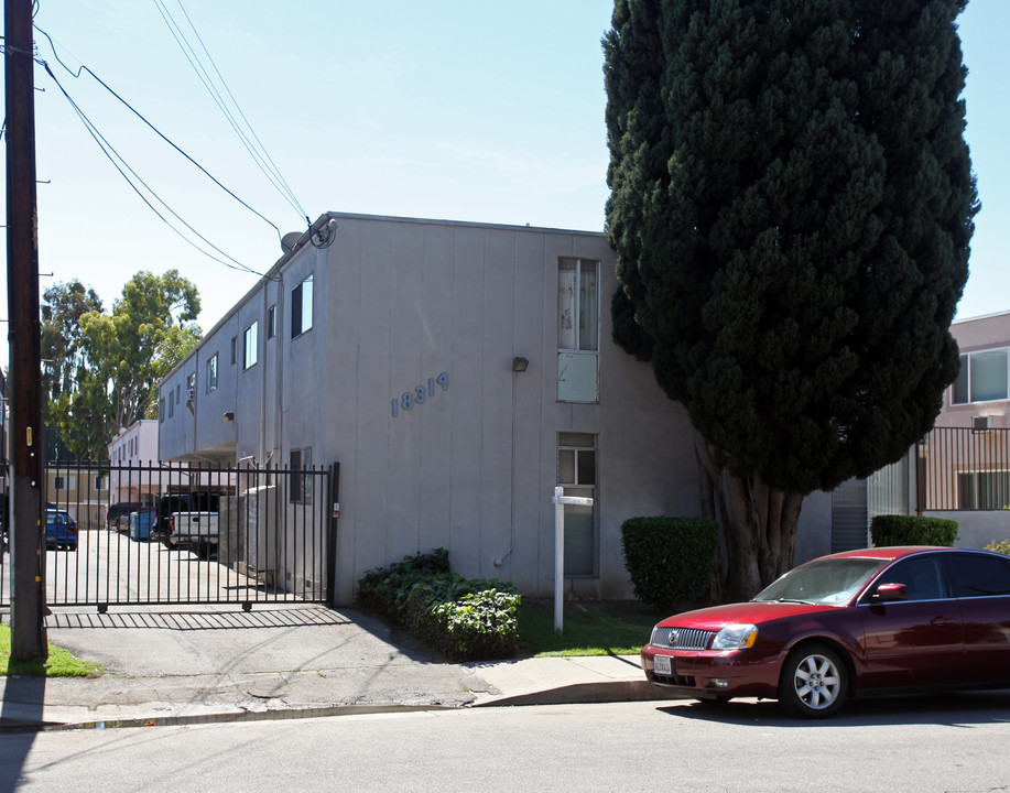 18314 Napa St in Northridge, CA - Foto de edificio