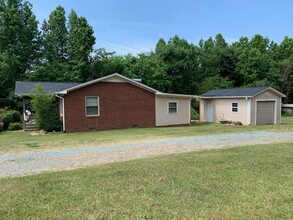 404 Hoover Rd in Mebane, NC - Foto de edificio - Building Photo