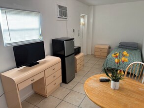 2005 NE 124th St in North Miami, FL - Foto de edificio - Building Photo