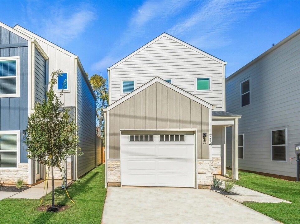 714 W Dallas St in Conroe, TX - Building Photo