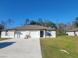 557 Nimitz Blvd in Lehigh Acres, FL - Building Photo