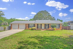 203 Elizabeth Ct in Fort Walton Beach, FL - Building Photo