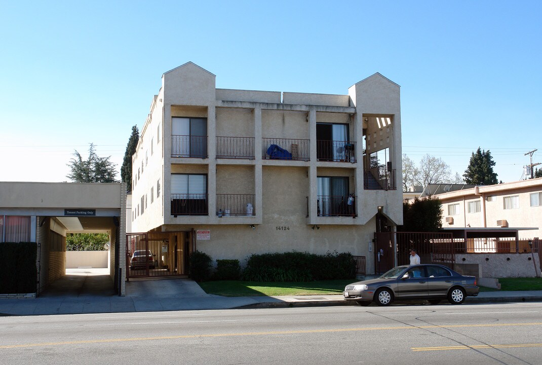 14124 Victory Blvd in Van Nuys, CA - Building Photo