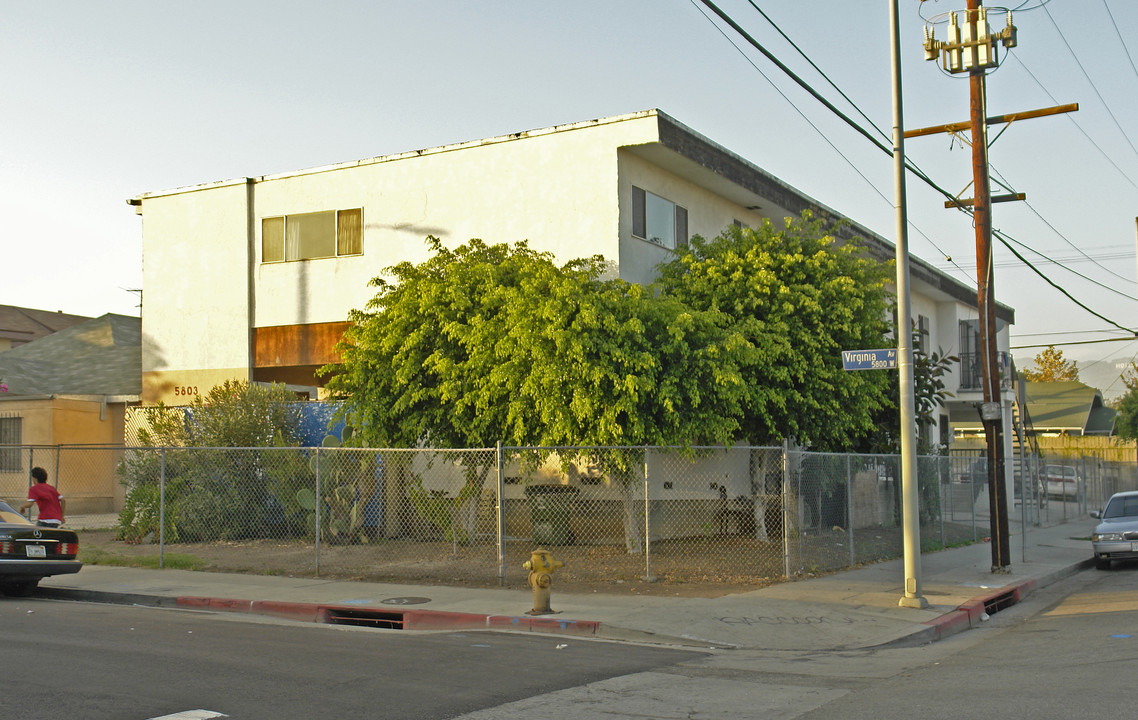 1163 N Van Ness Ave in Los Angeles, CA - Foto de edificio