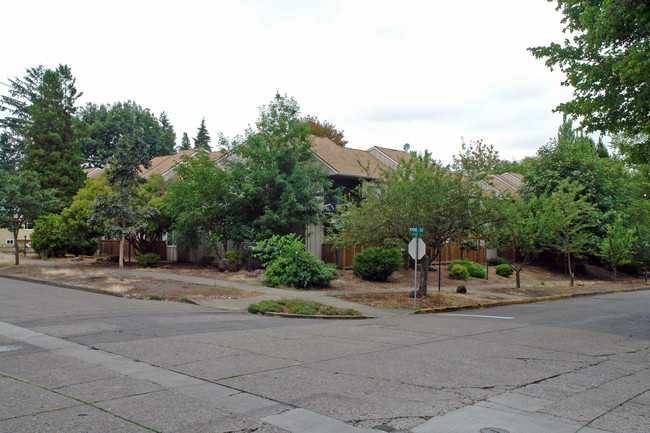 Greenbriar Apartments in Salem, OR - Building Photo - Building Photo