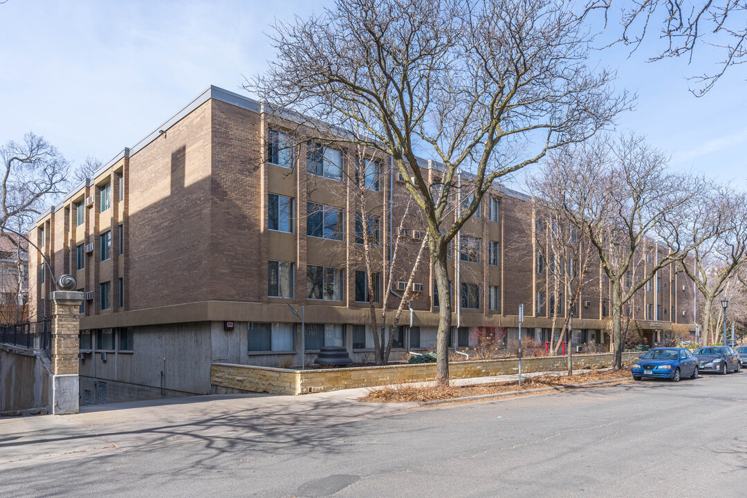 Mount Curve Condominiums in Minneapolis, MN - Building Photo