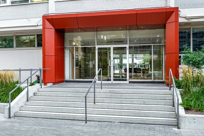 Dunfield and Holly Towers in Toronto, ON - Building Photo - Building Photo