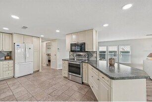 106 Lazy River Rd in Venice, FL - Building Photo