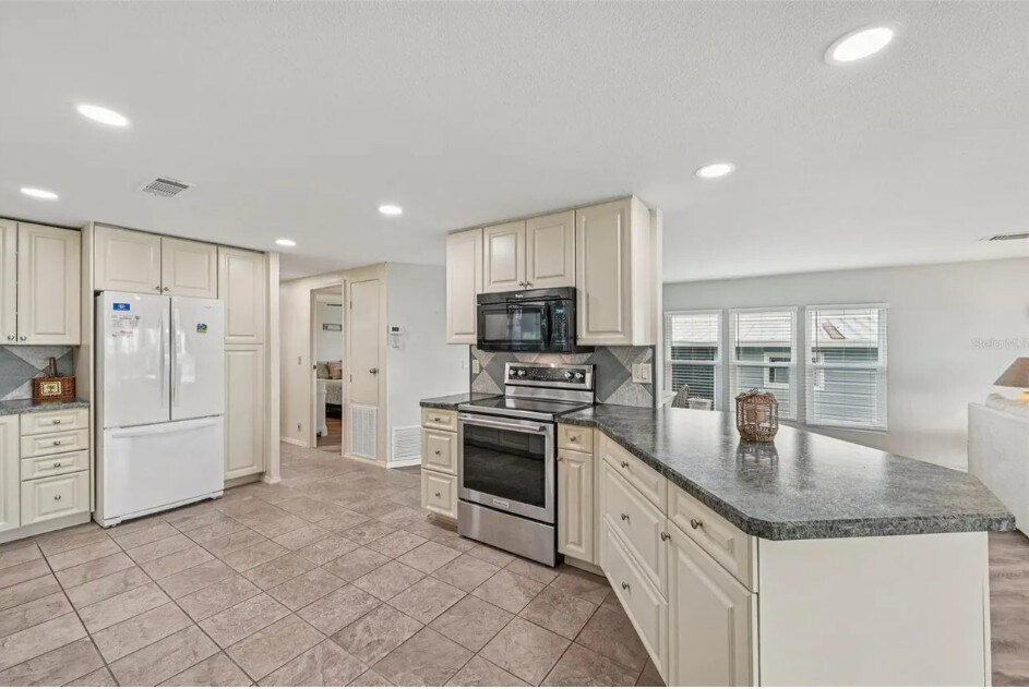 106 Lazy River Rd in Venice, FL - Building Photo