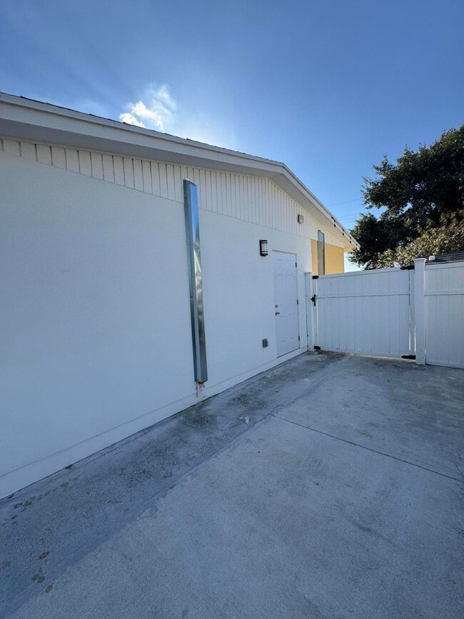 441 San Mateo Dr in Palm Springs, FL - Building Photo - Building Photo