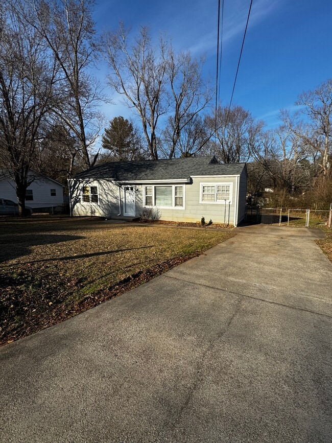 1889 Clearwater Dr SE