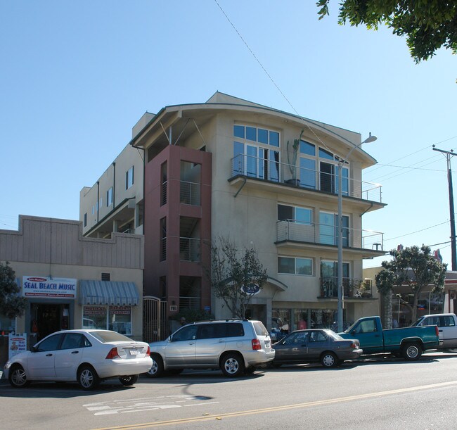 116 Main St in Seal Beach, CA - Building Photo - Building Photo