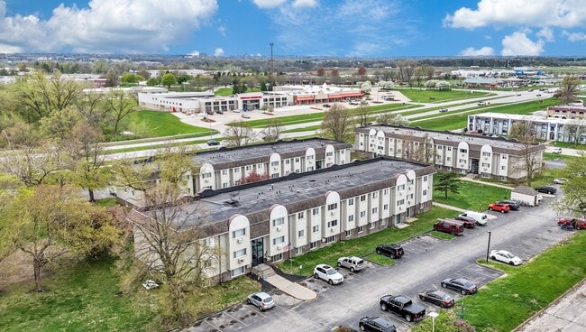 Douglas Park Apartments in Urbandale, IA - Building Photo - Building Photo
