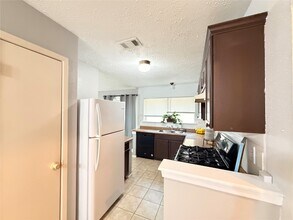 9311 Crescent Moon Dr in Houston, TX - Building Photo - Building Photo