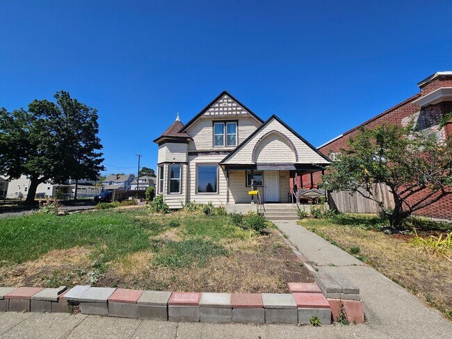 property at 1128 W Sinto Ave