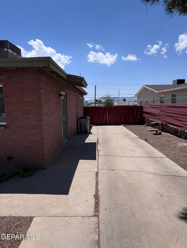 6146 Cleveland Ave in El Paso, TX - Building Photo - Building Photo