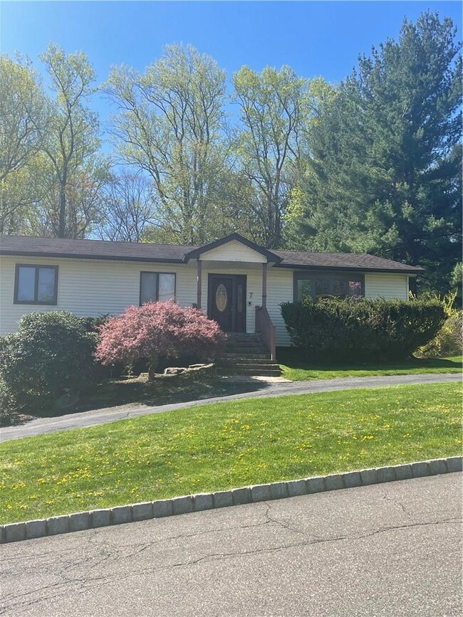 7 Clearwater Ct in Nanuet, NY - Building Photo - Building Photo