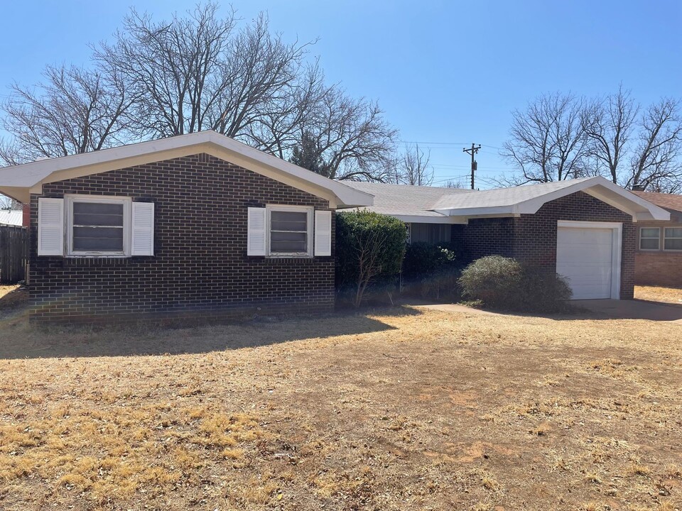 5213 14th St in Lubbock, TX - Building Photo