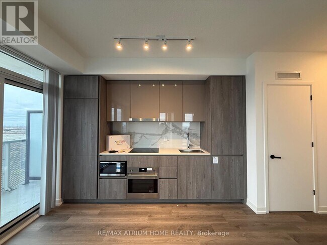 8 Interchange Wy in Vaughan, ON - Building Photo - Building Photo