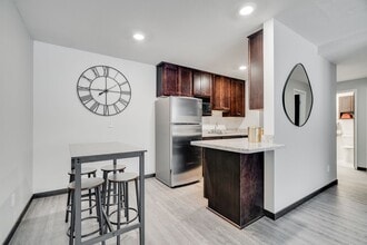 Fine Living at Aquila Park & Royal Park in St. Louis Park, MN - Foto de edificio - Building Photo